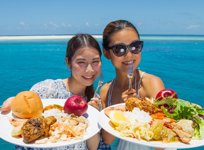 <p>お昼ごはんは、欲張りさんも大満足のビュッフェスタイル。どれも美味しそうで目移りしちゃいます。”サンゴ礁が広がる海のど真ん中に停泊する船の上”という抜群のロケーションで食べるランチはひと際おいしい。お友達との会話も弾みます。</p>
