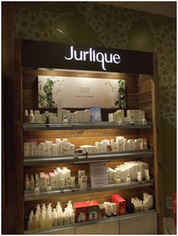 <p>大人気コスメブランド「Jurlique」やオーストラリアの化粧品も勢ぞろい。</p>
