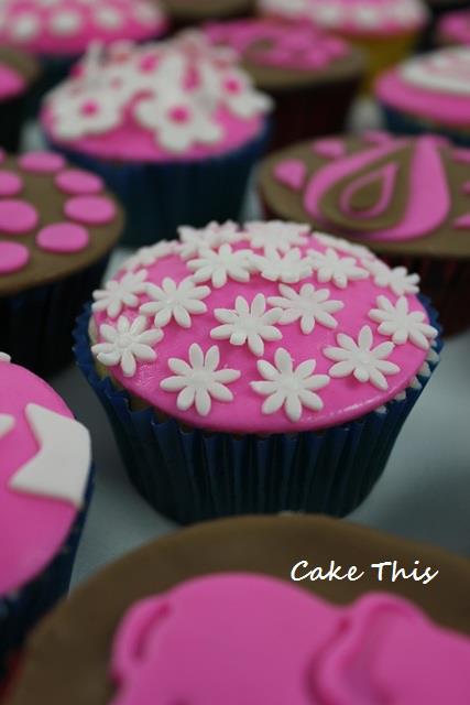<p>ケーキだけでなく、カップケーキも作ってもらえます。 茶色×ピンクの可愛いケーキはバレンタインによさそうなデザインですね♡</p>
