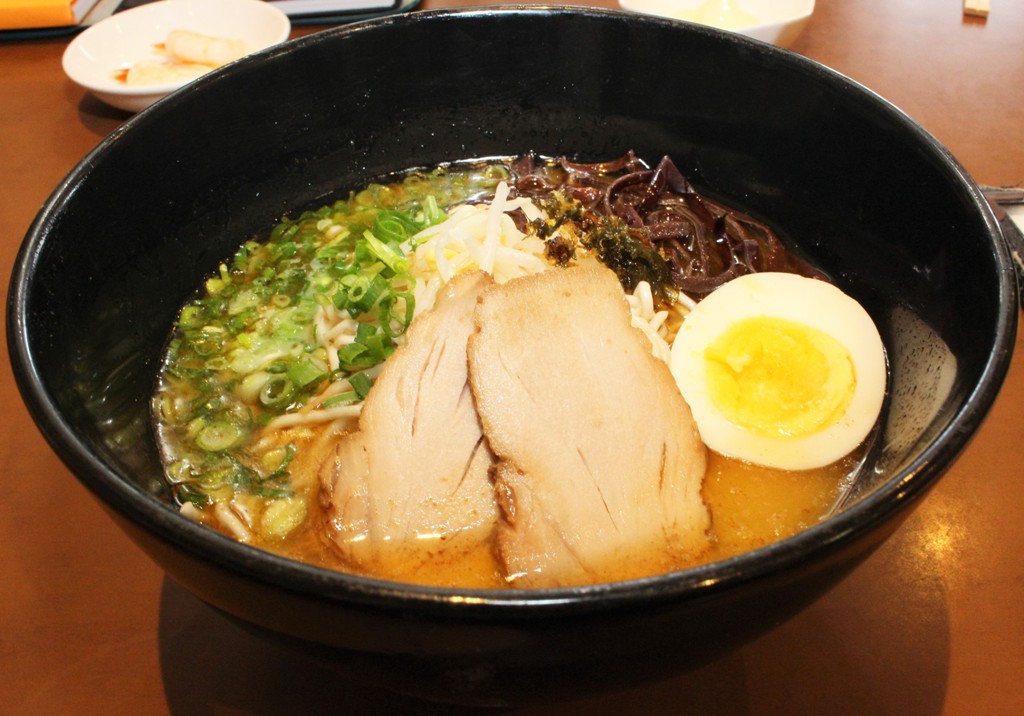 <p>粋麺 IKEMEN $12.50<br />とんこつスープに特製マー油（焦がしニンニク油）と<br />つぶしニンニクを入れ煮玉子とチャーシューををトッピング。<br />まさにイケメン！！</p>
