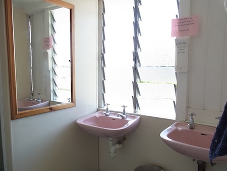 <p>シャワールーム、洗面所ももちろんキレイ！ ピンク色の洗面台がいかにも「ガールズホステル」っぽくていいですね〜。</p>
