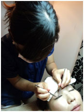 <p>Eyelash stylist Wakako　プロフィール 8年前にまつ毛エクステンションに出会い、その繊細な技術と仕上がりに魅了されトリコに。 生まれつき肌が弱く、大好きなエクステをつけてもグル―によっては一部かぶれたりした経験から、 「エクステ大好きだけど、かぶれが心配。。。ならば自分が資格を取り、 勉強して色々な情報を集め、安全な商材を探したい！！」と4年前にEyelash schoolにてディプロマ取得。 3年前から「MAXX LASH」として知人・友人の口コミで自宅サロンにて営業開始。 日本帰国時は日本のSchoolにて技術向上セミナーにも参加。 日々開発される安全かつ高品質なまつ毛商材、まつげ美容に関わることを勉強しアップデートしております。</p>
