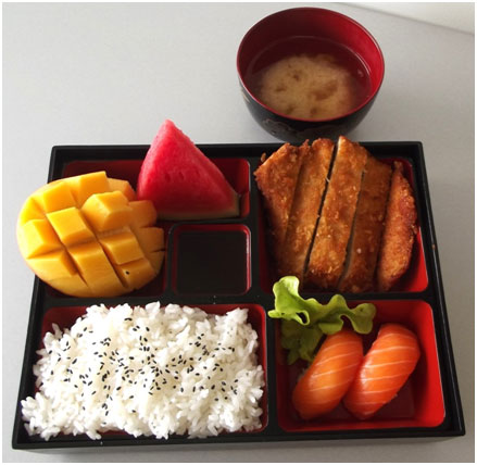 <p>他にもサクサク衣の｢トンカツ弁当｣や</p>
