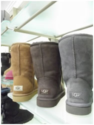 <p>UGG　australiaといえばブーツですが、実はサンダル、シューズ、スリッパ、 ニットウエア、アウターウエア・ハンドバッグ・小物と幅広く展開しているのをご存知ですか? PREMIUM BRANDS CAIRNS では日本では購入困難なデザインやカラーを取り揃えており、 お値段も日本で購入するよりもお得です。</p>
