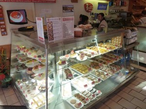 <p>日替わりで店内に並ぶ、ケーキやデニッシュは種類も豊富。</p>
