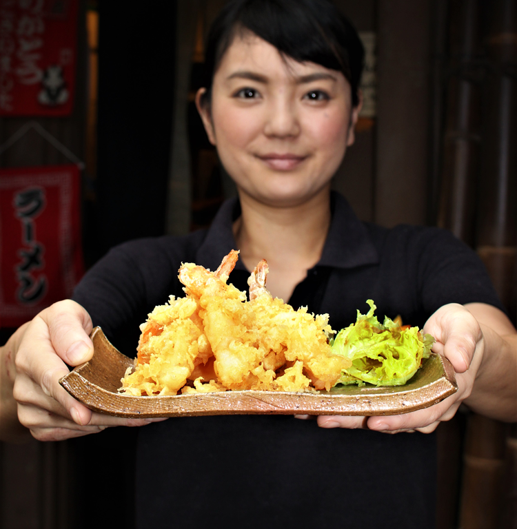 <p>他にもサクサクの天ぷら御膳や ケアンズでは珍しいうな重など和食メニューがいっぱい。 手軽に食べられる手巻きも種類が豊富です。</p>
<p>地元の窯で作られたキュランダ焼の器でサーブされるのも粋。</p>
