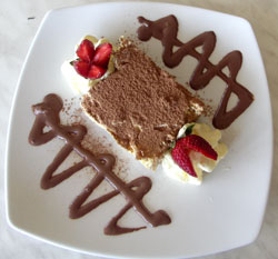 <p>またイタリアンデザートも人気のお店 写真は自家製ティラミス　＄13.90 特典 ＊12：00-16：30 ランチスペシャル　＄15.9 （ピザorパスタ＋コーヒーorソフトドリンクorワインorビール） ＊16：30-18：30 フード25％off ＊18：30以降　フード10％オフ ＊持ち帰りピザ＄10</p>
